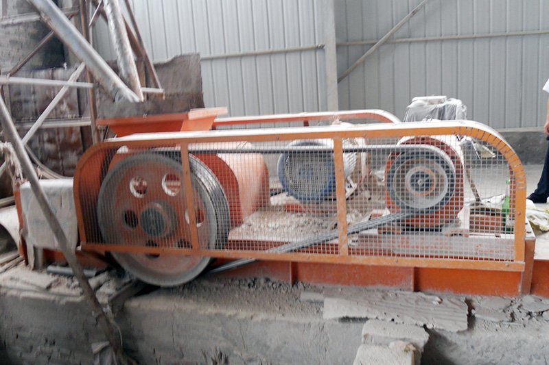 雙輥破碎機(jī)現(xiàn)場圖