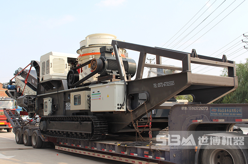 履帶式移動破碎站，可破碎建筑廢料磚頭