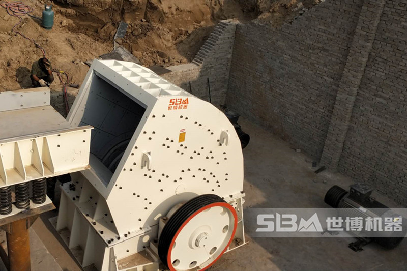 擺錘式大型石料破碎機安裝現(xiàn)場