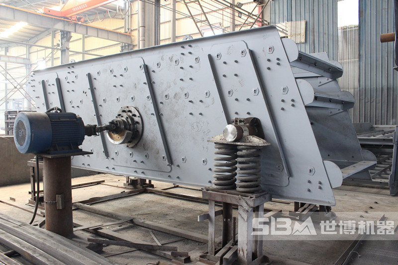 大型篩砂石料機(jī)，振動(dòng)篩生產(chǎn)車間