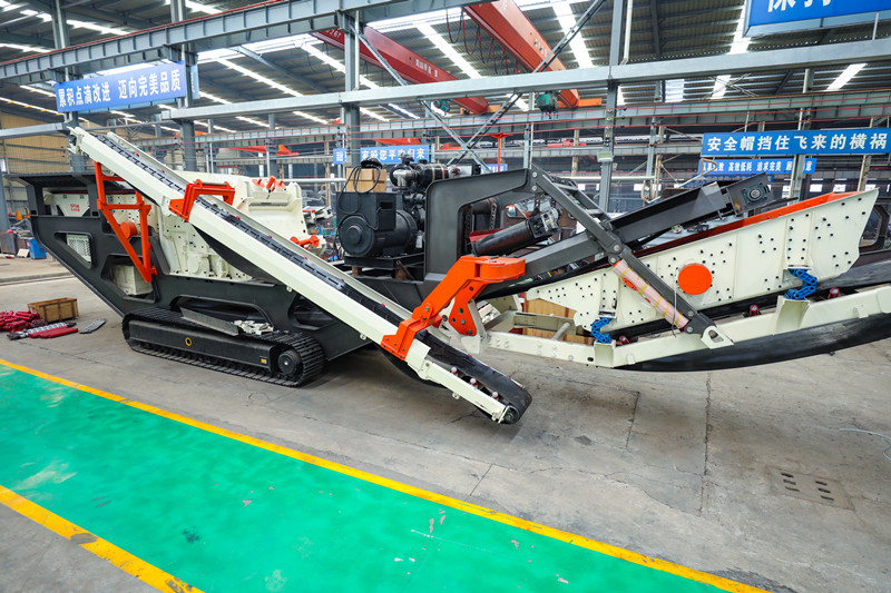 履帶移動(dòng)三組合破碎機(jī)