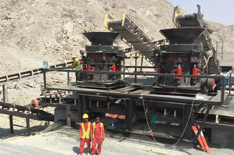兩臺(tái)液壓圓錐破碎機(jī)加工石子