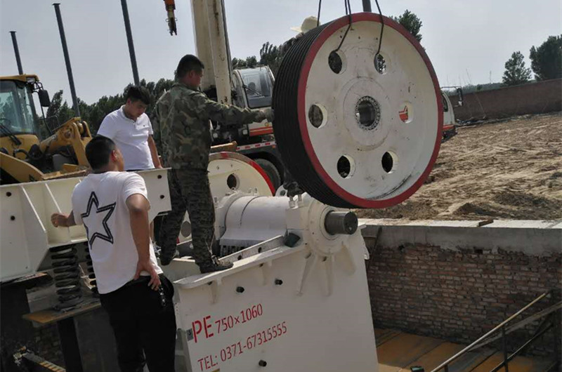 山東大型顎式石頭破碎機(jī)安裝現(xiàn)場(chǎng)