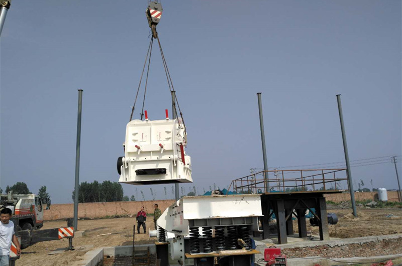 大型反擊式石頭破碎機(jī)吊裝現(xiàn)場(chǎng)