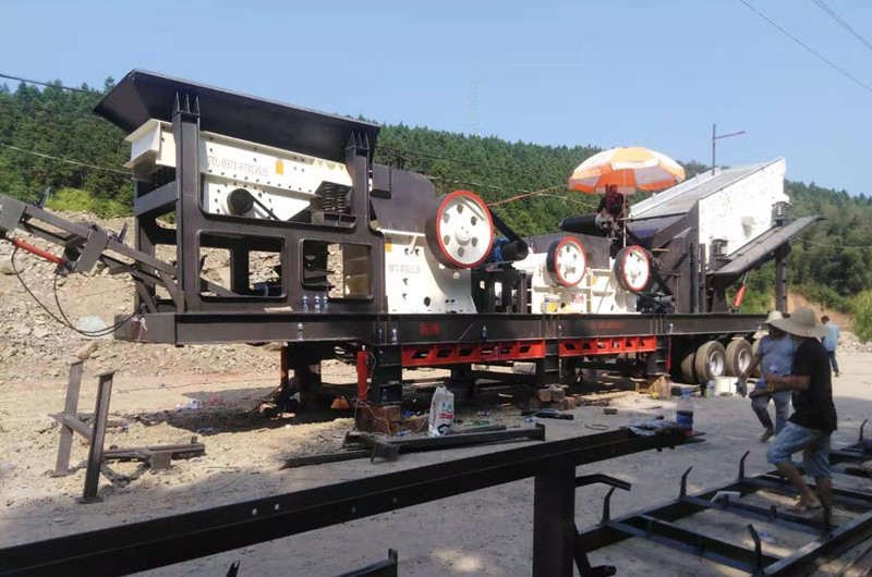 移動(dòng)顎破碎機(jī)現(xiàn)場(chǎng)圖