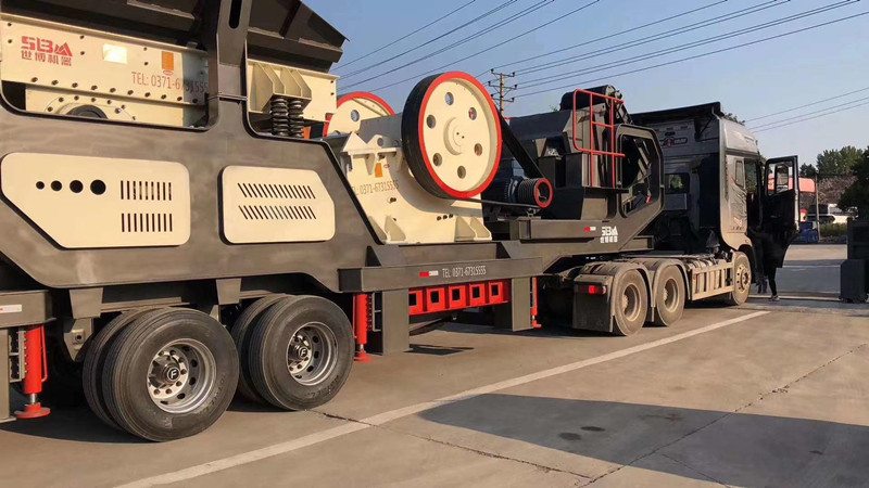 大型輪胎移動鄂破碎石機(jī)