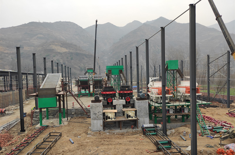 圓錐破碎機(jī)、制砂機(jī)、振動(dòng)篩安裝現(xiàn)場(chǎng)