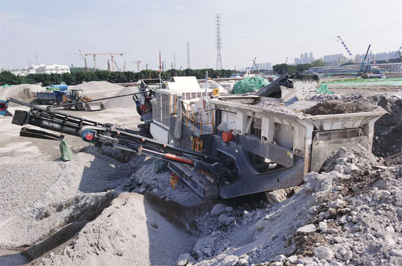 移動(dòng)破碎一體機(jī)加工建筑垃圾現(xiàn)場(chǎng)圖