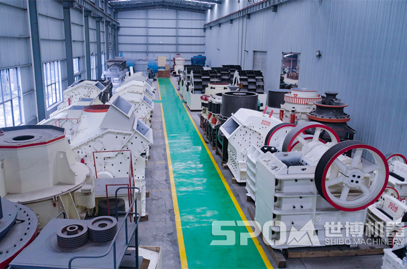 石頭破碎設(shè)備車(chē)間，各種石頭破碎機(jī)