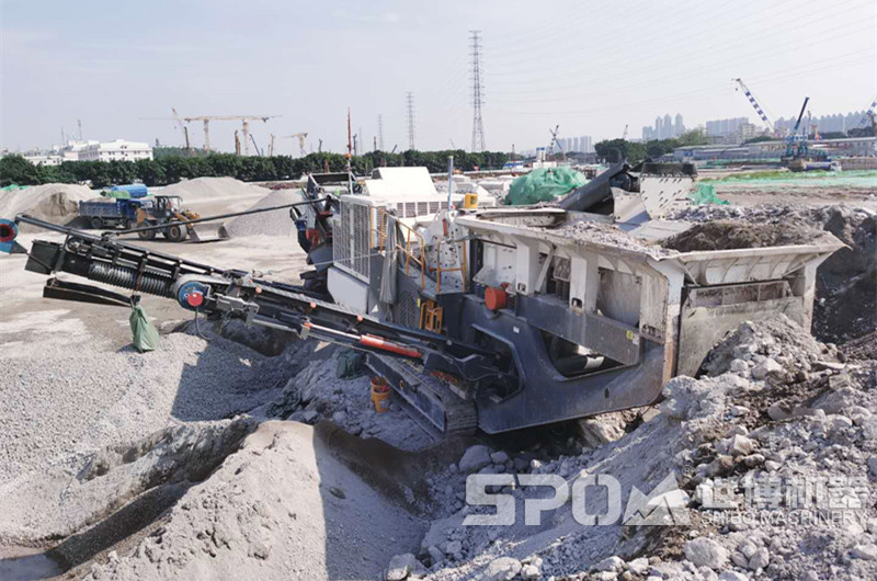 履帶移動(dòng)碎石加工設(shè)備現(xiàn)場(chǎng)，建筑垃圾破碎現(xiàn)場(chǎng)