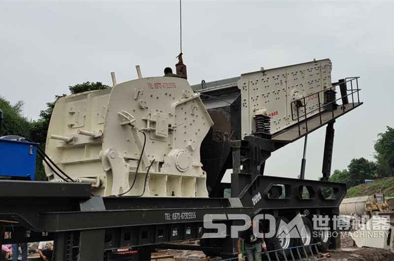 移動反擊式破碎過篩機(jī)