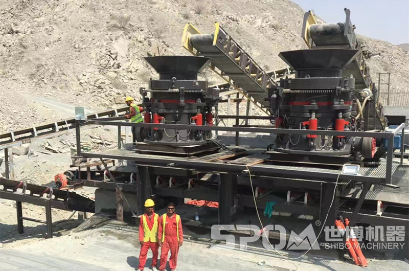 兩臺大型液壓圓錐破碎機(jī)現(xiàn)場圖