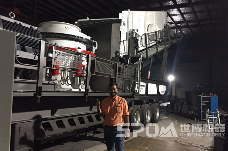 國外客戶移動液壓圓錐破碎機(jī)現(xiàn)場圖