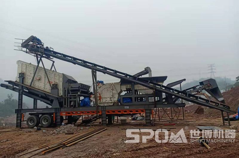 三組合車載移動(dòng)碎石機(jī)安裝工地