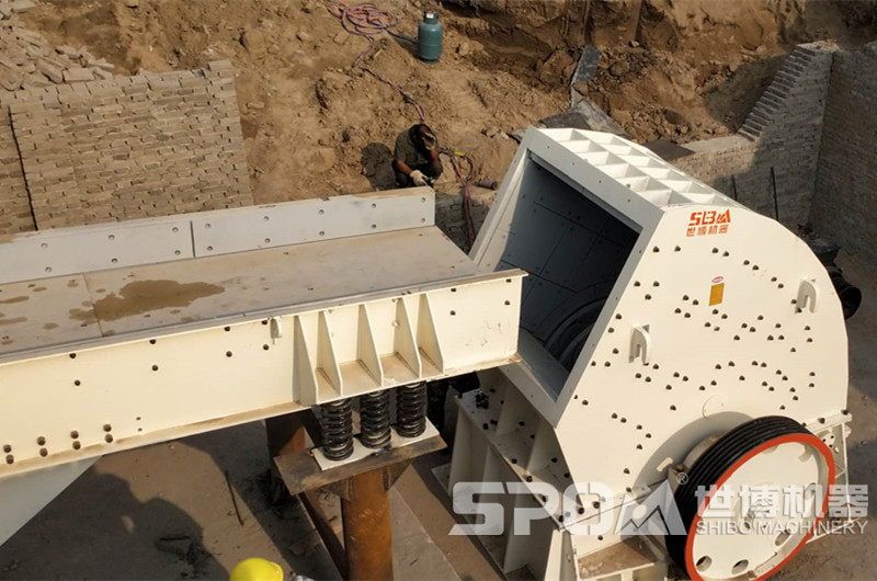 1512重錘破碎機現(xiàn)場圖，進料口細節(jié)圖