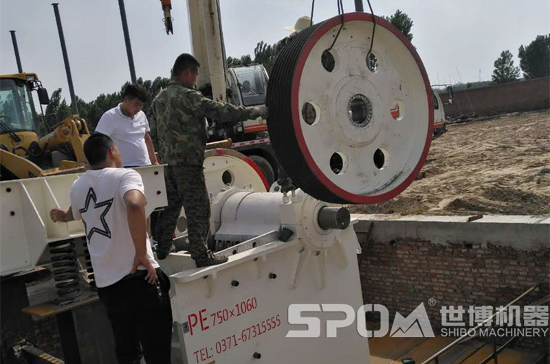 750x1060鄂式破碎機(jī)飛輪吊裝現(xiàn)場(chǎng)