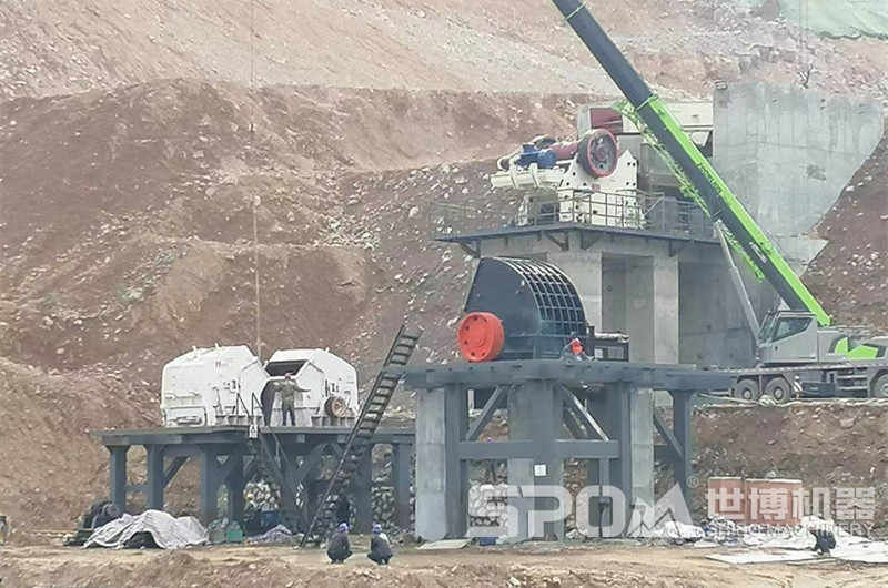 顎破、反擊破、重錘破安裝現(xiàn)場(chǎng)，根據(jù)現(xiàn)場(chǎng)地形高低布置