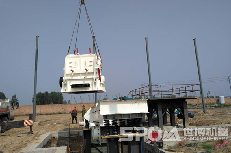 碎石場(chǎng)反擊破吊裝現(xiàn)場(chǎng)