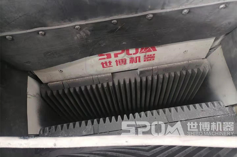 PEX細(xì)鄂破機(jī)進(jìn)料口，細(xì)齒牙鄂板
