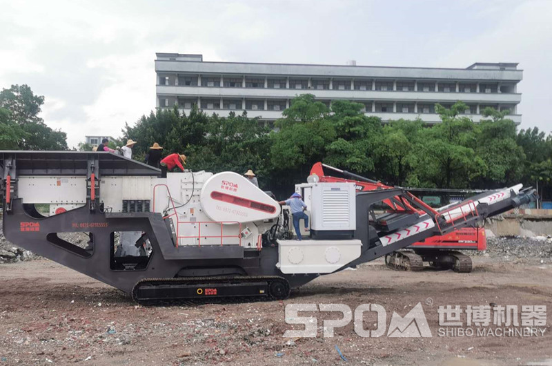 移動(dòng)破碎建筑垃圾的破碎機(jī)