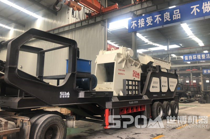 大型石頭破碎機生產(chǎn)車間，圖為一臺大型移動破碎機半成品