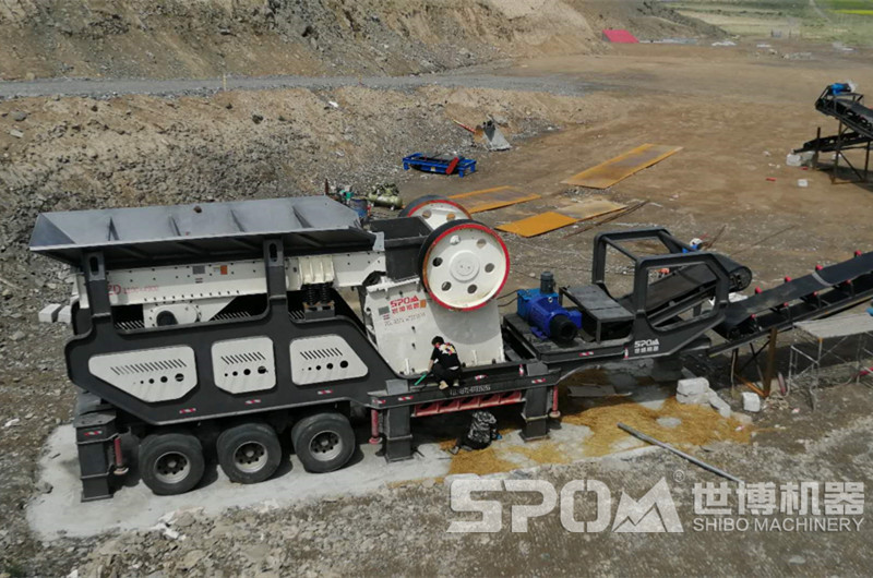 移動(dòng)750x1060鄂式破碎機(jī)現(xiàn)場(chǎng)