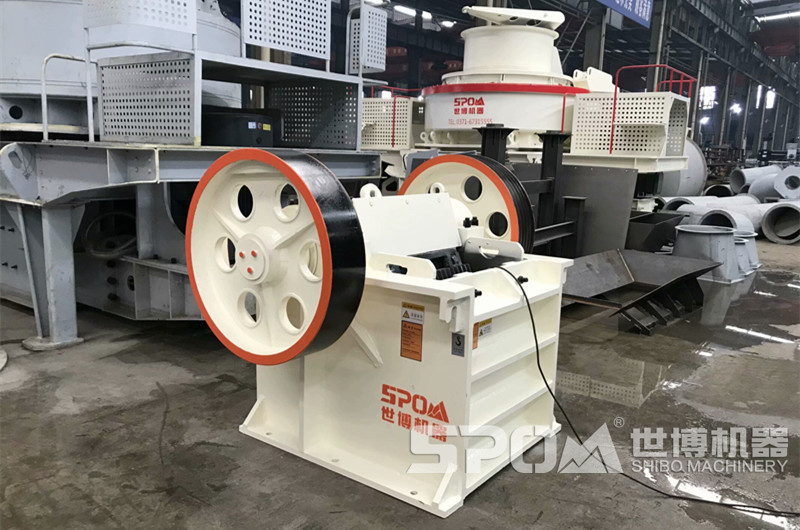 每小時(shí)產(chǎn)30t鄂破機(jī)，PE400x600顎式破碎機(jī)