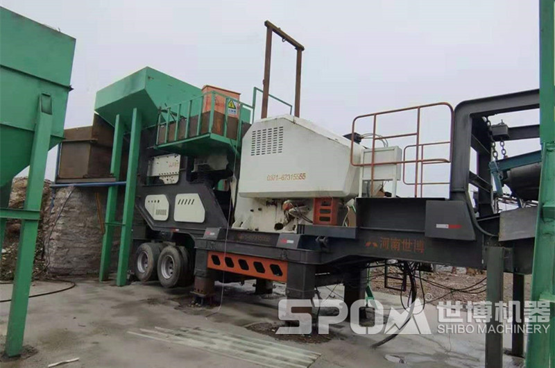 車載輪胎移動(dòng)顎破機(jī)加工石料現(xiàn)場(chǎng)圖