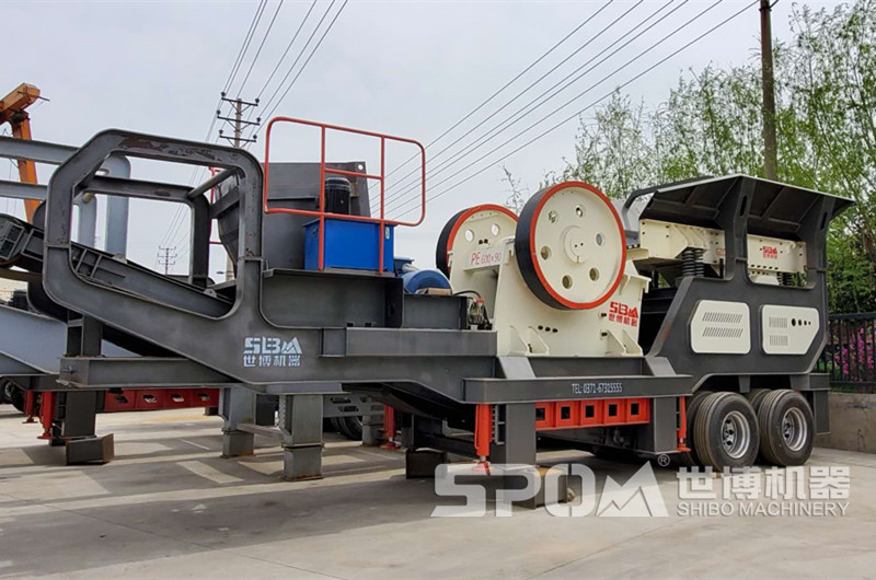 輪胎式顎破移動(dòng)碎石機(jī)，配置顎破的移動(dòng)碎石機(jī)