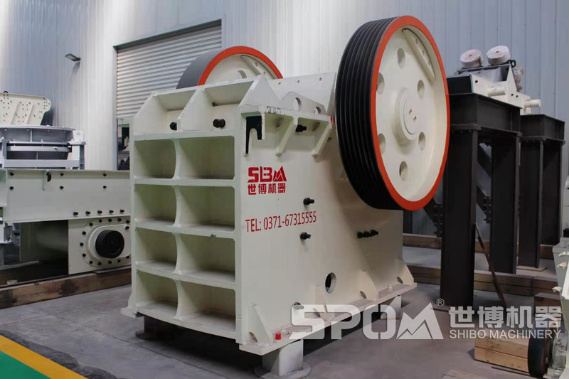 碎石粗碎設(shè)備顎式破碎機(jī)