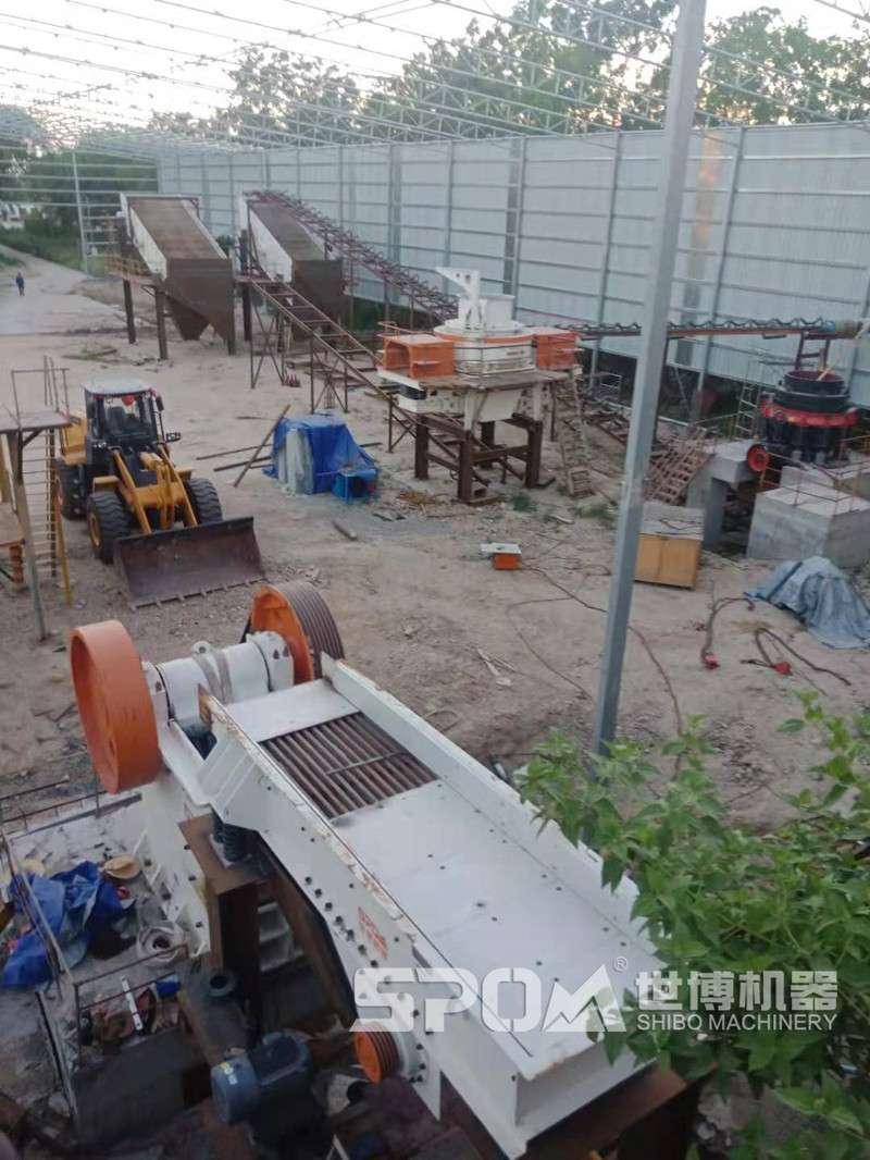 石頭粉碎制砂現(xiàn)場(chǎng)圖