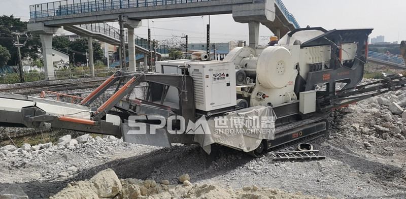 履帶式移動(dòng)破碎站現(xiàn)場(chǎng)，破碎廢水泥路面