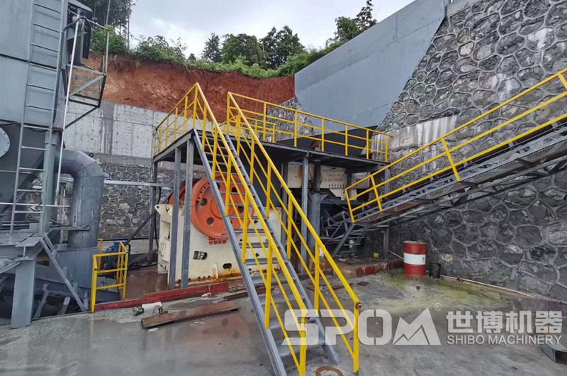 湖南客戶現(xiàn)場，顎式破碎機和給料機