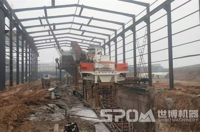 平頂山客戶現(xiàn)場，制砂設(shè)備安裝中