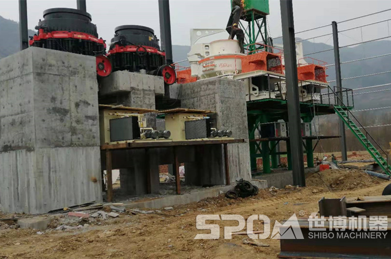 鵝卵石加工現(xiàn)場，圓錐破碎機和制砂機